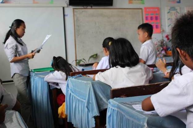 Nona explaining a lesson about biodiversity in classrooms (c) Tangkoko Conservation Education