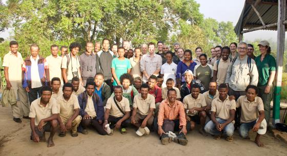 1812 MADAGASCAR EXPEDITION GROUP PHOTO 001 (Expedition, Mangabe) (1)
